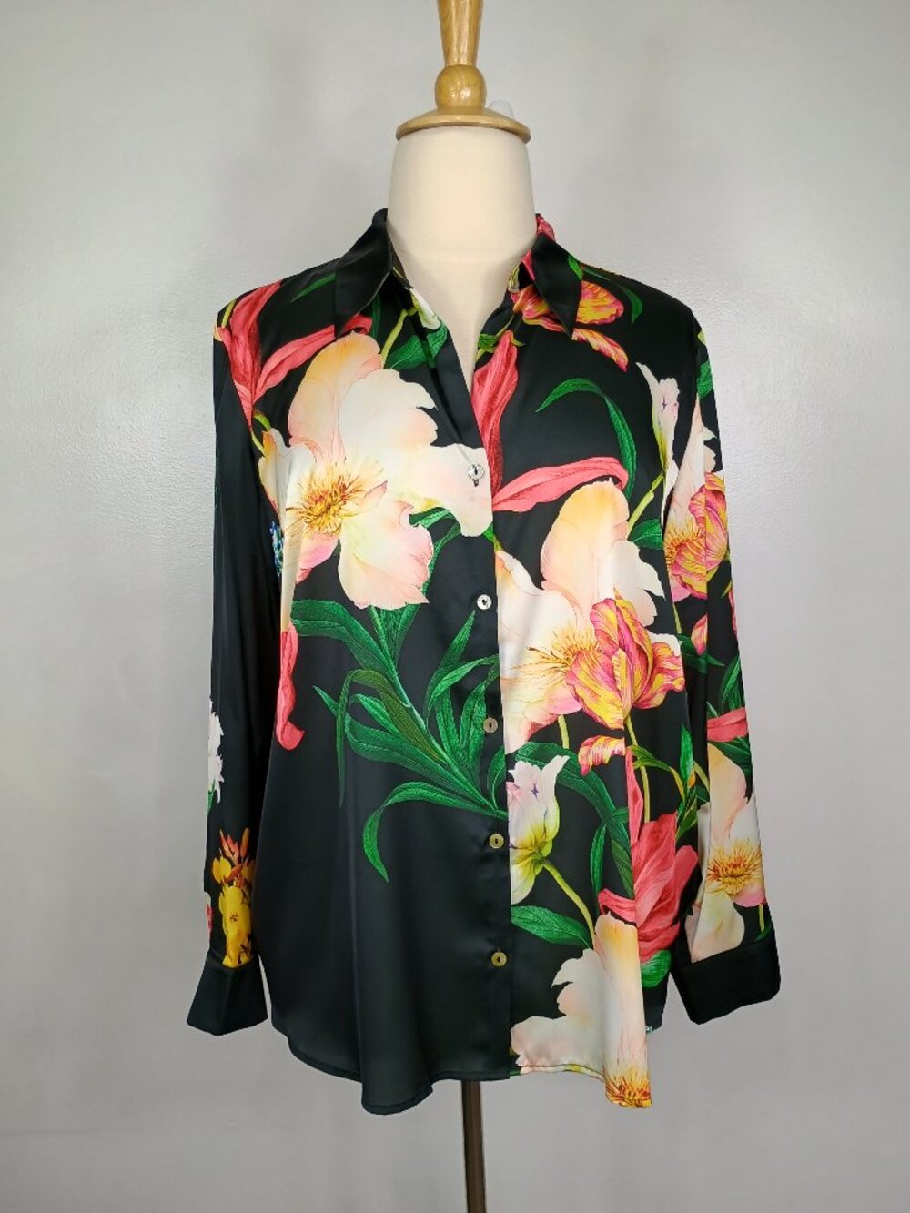 Susan Graver Button Front Top Blouse Floral Flowers Versatile Satiny Size XL